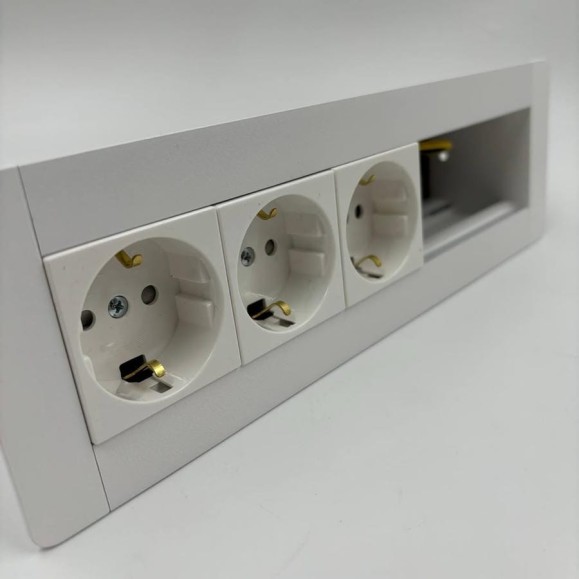 Встраиаемая модульная розетка Inrior на 3 EURO и свободные модули под стандарт Legrand 45x45 LD-05-10 Встраиаемая модульная розетка Inrior на 3 EURO и свободные модули под стандарт Legrand 45x45 LD-05-10