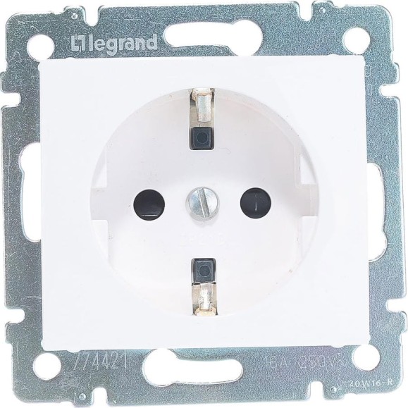 Розетка Legrand с заземлением Legrand Valena со шторками 16А 250В винтовые зажимы белый 774421